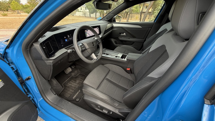 Opel-Astra-GS-Electric-156-CV-asientos-delanteros Prueba Opel Astra GS Electric 156 CV: un eléctrico que convence más por su equilibrio que por sus cifras