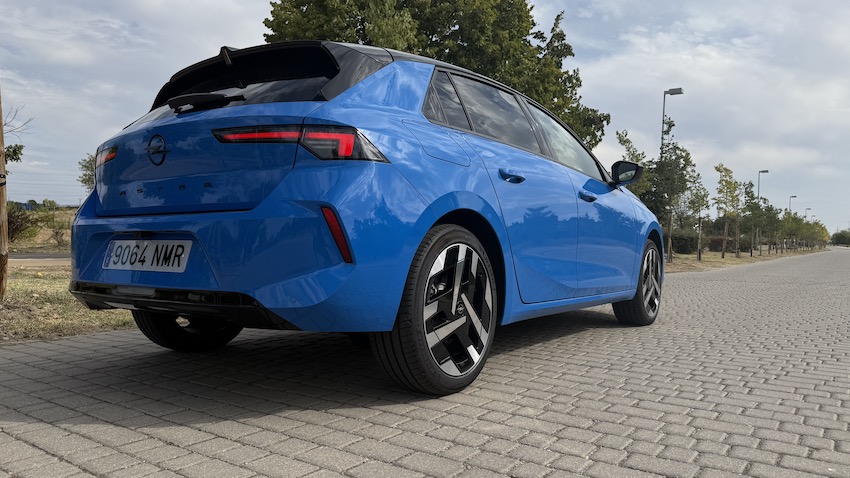 Opel-Astra-GS-Electric-156-CV-desde-abajo Prueba Opel Astra GS Electric 156 CV: un eléctrico que convence más por su equilibrio que por sus cifras