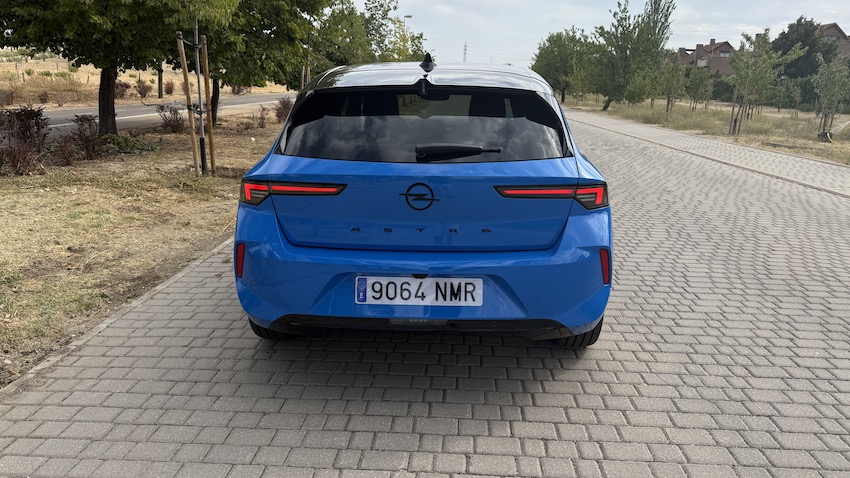Opel-Astra-GS-Electric-156-CV-trasera Prueba Opel Astra GS Electric 156 CV: un eléctrico que convence más por su equilibrio que por sus cifras