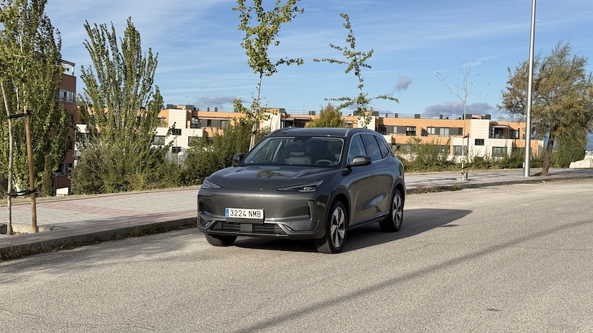 Geely-E5-de-perfil-de-frente Prueba Geely E5 MAX+: un SUV eléctrico de 218 CV