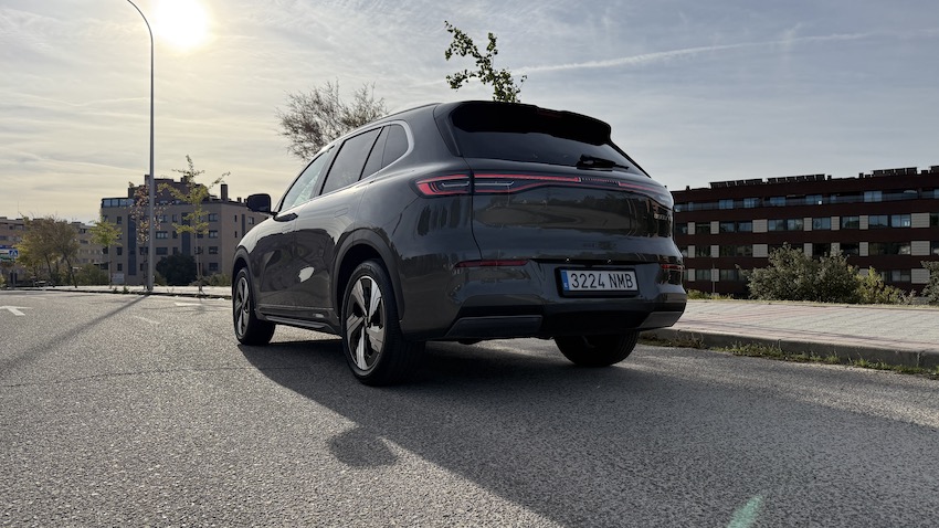 Geely-E5-trasera-desde-abajo Prueba Geely E5 MAX+: un SUV eléctrico de 218 CV