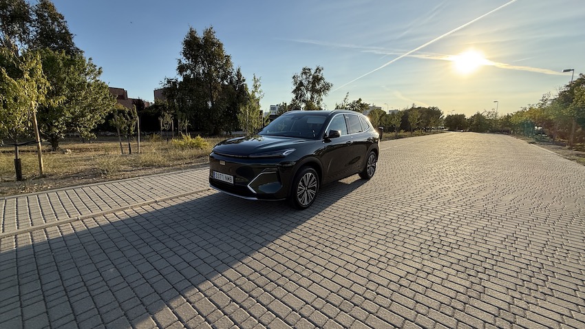 Geely-Starray-EM-i-circulando-de-frente Prueba Geely Starray EM-i: un SUV híbrido enchufable que apuesta por el confort, la tecnología y el espacio