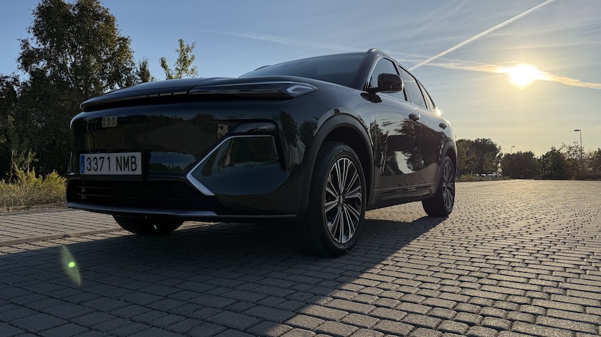 Geely-Starray-EM-i-de-frente-con-el-sol-a-la-espalda Prueba Geely Starray EM-i: un SUV híbrido enchufable que apuesta por el confort, la tecnología y el espacio