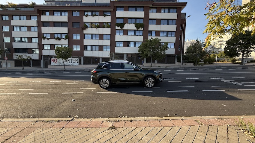 Geely-Starray-EM-i-en-carretera-de-lateral Prueba Geely Starray EM-i: un SUV híbrido enchufable que apuesta por el confort, la tecnología y el espacio
