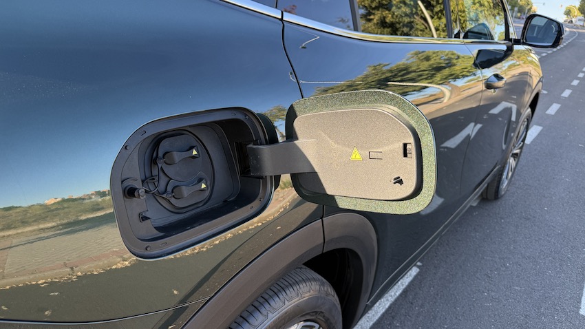 Geely-Starray-EM-i-tapon-carga Prueba Geely Starray EM-i: un SUV híbrido enchufable que apuesta por el confort, la tecnología y el espacio