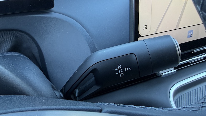 Gelly-palanca-marchas Prueba Geely Starray EM-i: un SUV híbrido enchufable que apuesta por el confort, la tecnología y el espacio