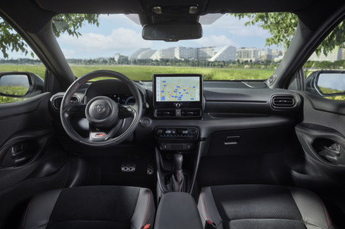 500_2025yarisgrsport-image-7 Toyota yaris 2025, disponible desde 21.900 € con nuevos colores y mejoras en acabados