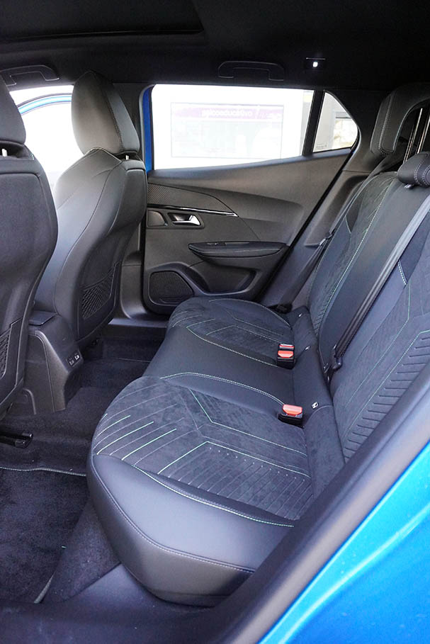 DSC01522 Peugeot 2008 Hybrid 136 e-DCS6 GT