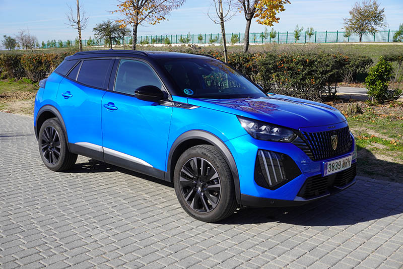 FOTO-2 Peugeot 2008 Hybrid 136 e-DCS6 GT