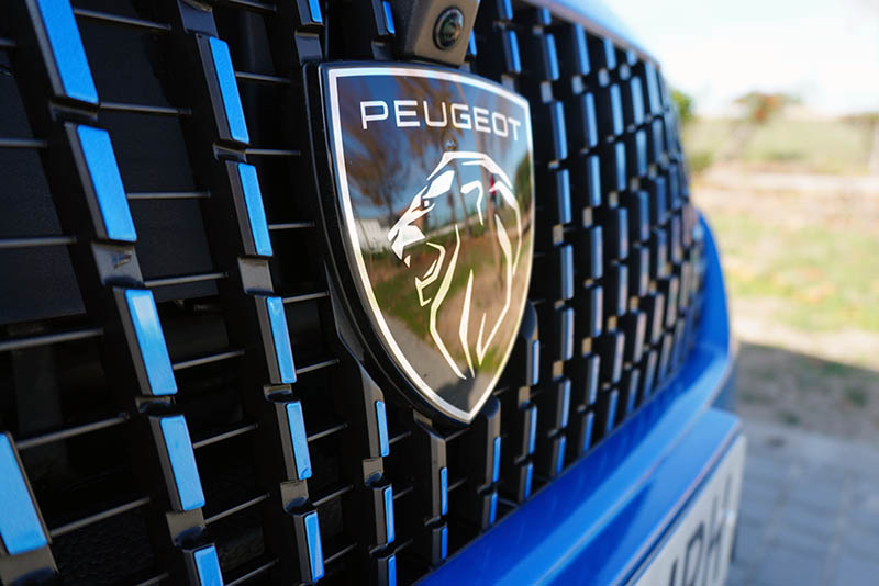 FOTO-3 Peugeot 2008 Hybrid 136 e-DCS6 GT