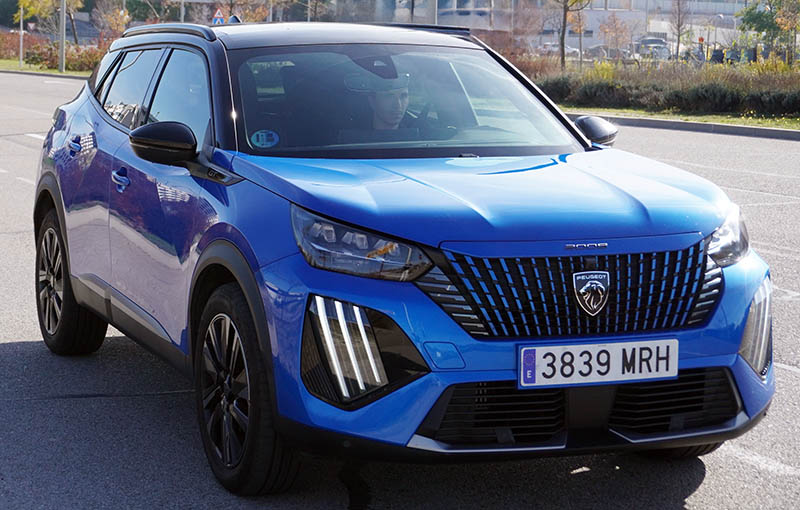 FOTO-4 Peugeot 2008 Hybrid 136 e-DCS6 GT