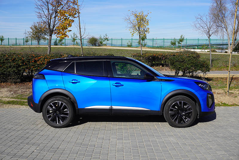 FOTO-5 Peugeot 2008 Hybrid 136 e-DCS6 GT