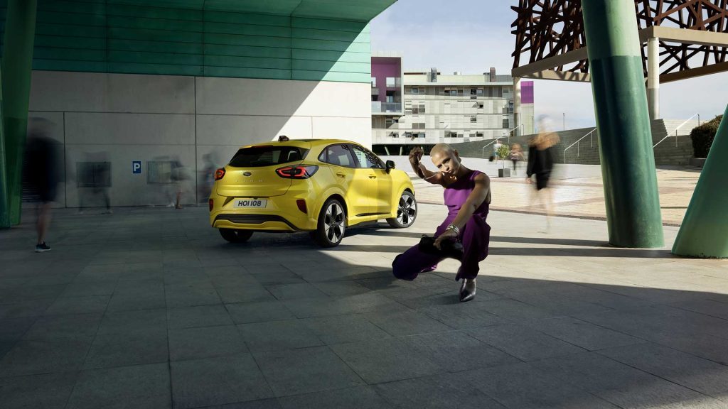 ford-e_puma-eu-Banner_02_PUMA_REAR_34-16x9-1920x1080-bb-puma-parked-woman-sitting-1024x576 Ford Puma Gen-E: La Evolución Eléctrica del SUV Compacto