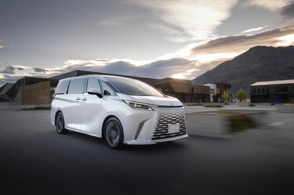 LM-2 El nuevo Lexus LM redefine el lujo en el transporte de pasajeros