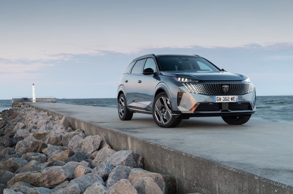 p2-1 Peugeot rebaja los precios de su gama electrificada para facilitar el acceso a la movilidad sostenible