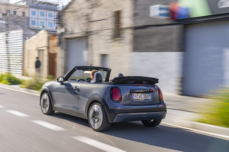 P90588592_highRes_mini-cooper-converti El MINI Cooper S Cabrio conquista Barcelona con la llegada de la primavera