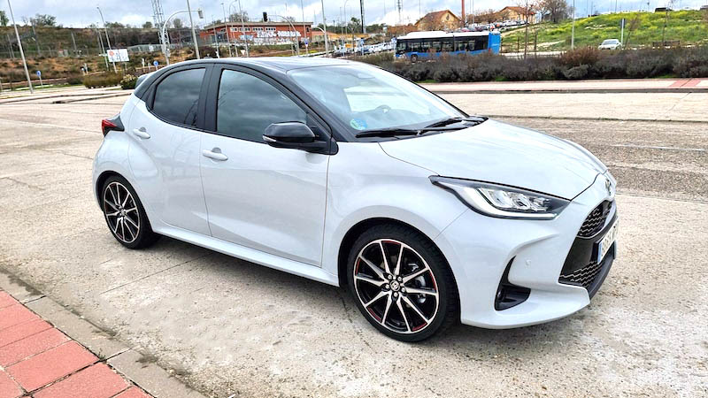Toyota-Yaris-Gr-frontal-lateral Toyota Yaris 1.5 e-CVT un compacto híbrido con ADN deportivo