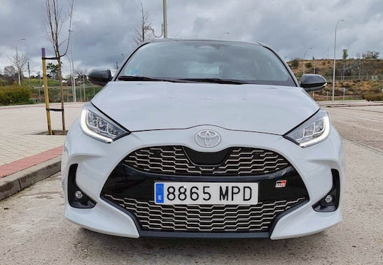 Toyota-Yaris-Gr-frontal Toyota Yaris 1.5 e-CVT un compacto híbrido con ADN deportivo