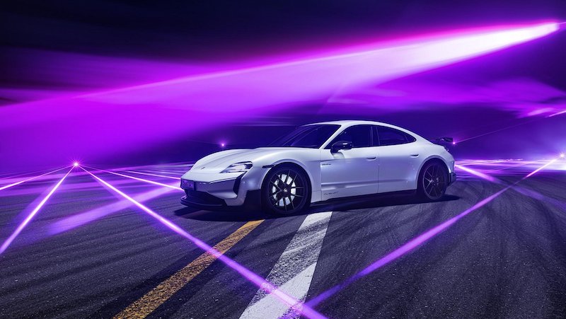 img_2 Porsche y David Guetta iluminan Dubái con un espectáculo electrizante protagonizado por el Macan Turbo y el Taycan Turbo GT