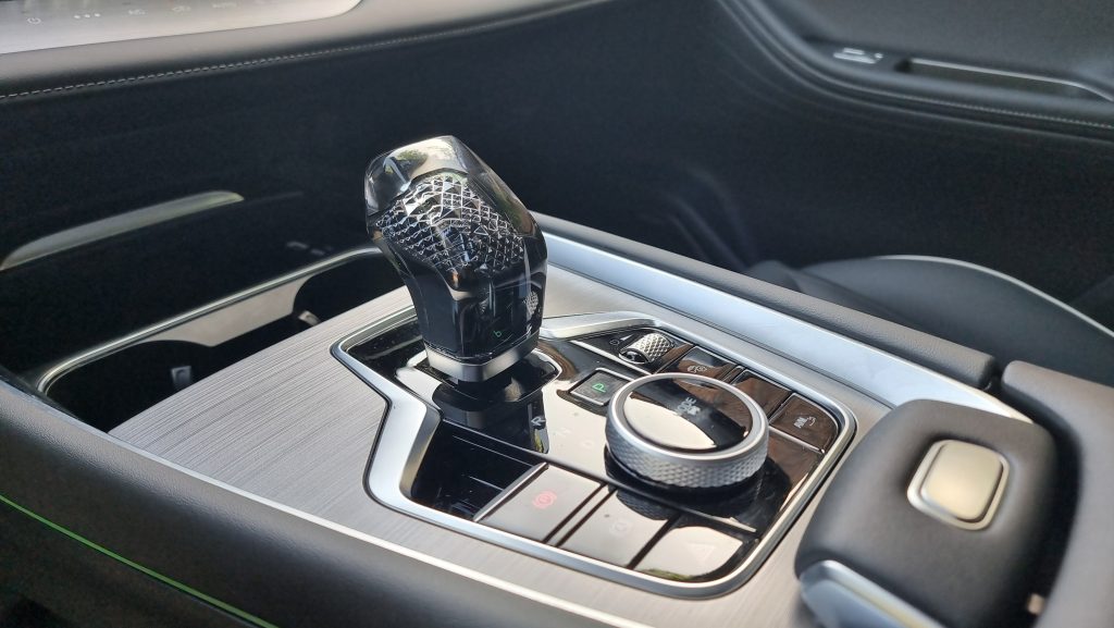 Ebro-palanca-marchas-1024x577 EBRO S700 Luxury 147 CV, el regreso de una leyenda con ADN europeo