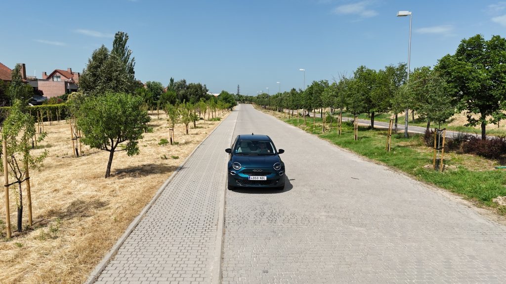 AL-VOLANTE--1024x576 FIAT 600 Eléctrico, el regreso del mito en clave cero emisiones