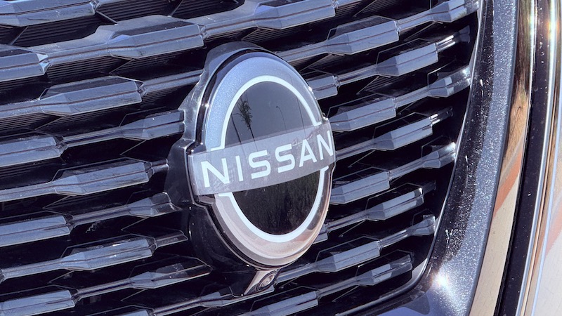 Logo-delantero Volkswagen Tiguan vs Nissan X-Trail: comparativa entre dos SUV familiares electrificados