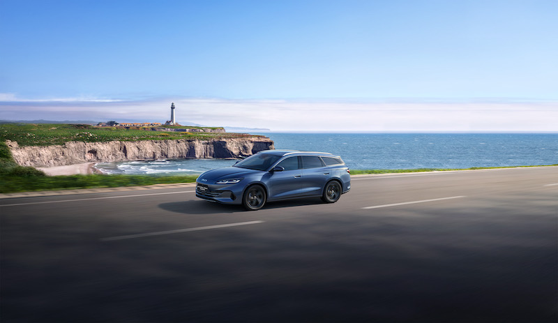02、LHD_Dynamic-70-degrees_KV_download_JPG_5000PX_RGB BYD amplía su gama en Europa con los nuevos híbridos enchufables SEAL 6 DM-i y SEAL 6 DM-i Touring, con hasta 1.505 km de autonomía
