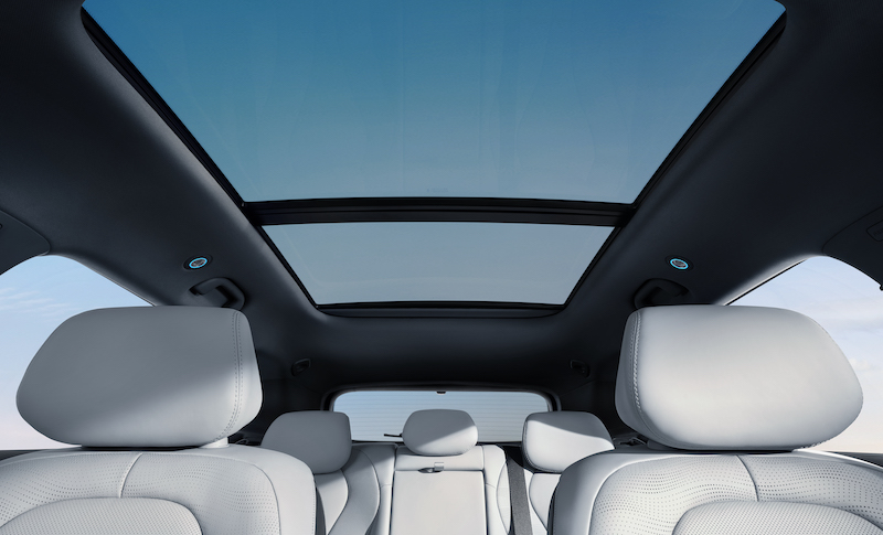 07、SEAL-6-DM-i_LHD_Interior_skylight_download_JPG_5000PX_RGB BYD amplía su gama en Europa con los nuevos híbridos enchufables SEAL 6 DM-i y SEAL 6 DM-i Touring, con hasta 1.505 km de autonomía