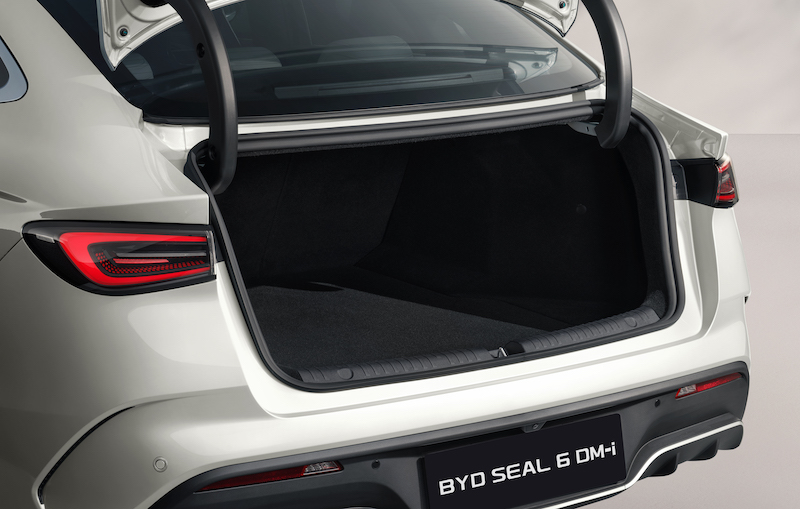 14、SEAL-6-DM-i_LHD_Interior_BlackGrey_Trunk-space_download_JPG_5000PX_RGB BYD amplía su gama en Europa con los nuevos híbridos enchufables SEAL 6 DM-i y SEAL 6 DM-i Touring, con hasta 1.505 km de autonomía