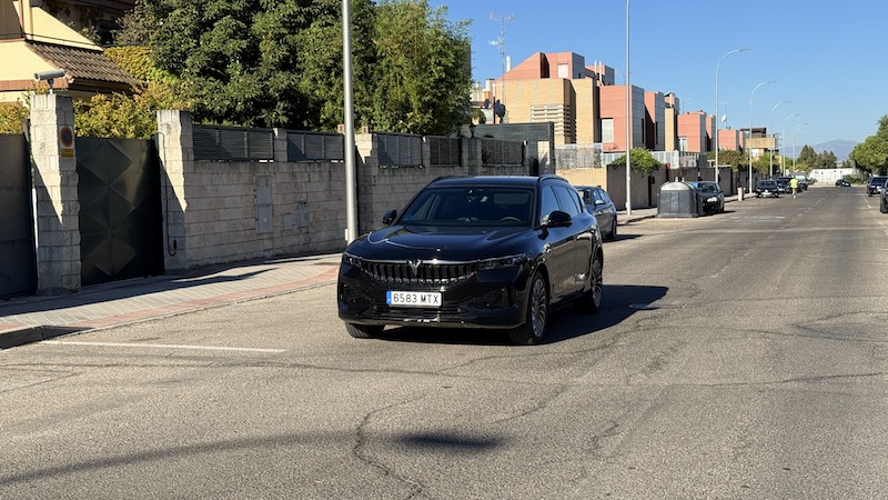 Donfeng-al-volante-frontal Dongfeng Voyah Free: tecnología, lujo y potencia eléctrica made in China