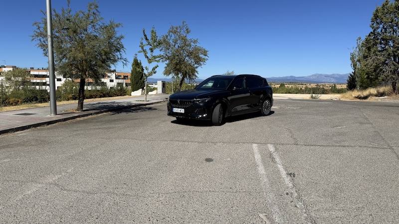 Dong-feng-al-volante-campo Dongfeng Voyah Free: tecnología, lujo y potencia eléctrica made in China