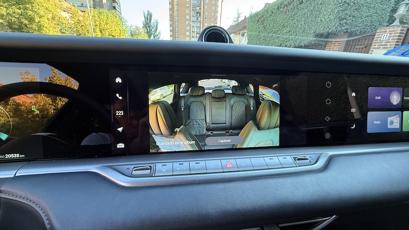 Dongfen-pantalla-camara-trasera Dongfeng Voyah Free: tecnología, lujo y potencia eléctrica made in China