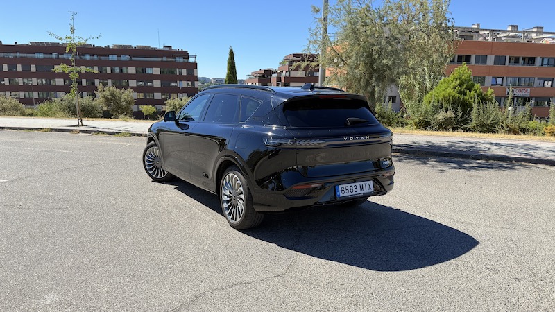 Dongfeng-al-volante-trasera-campo Dongfeng Voyah Free: tecnología, lujo y potencia eléctrica made in China