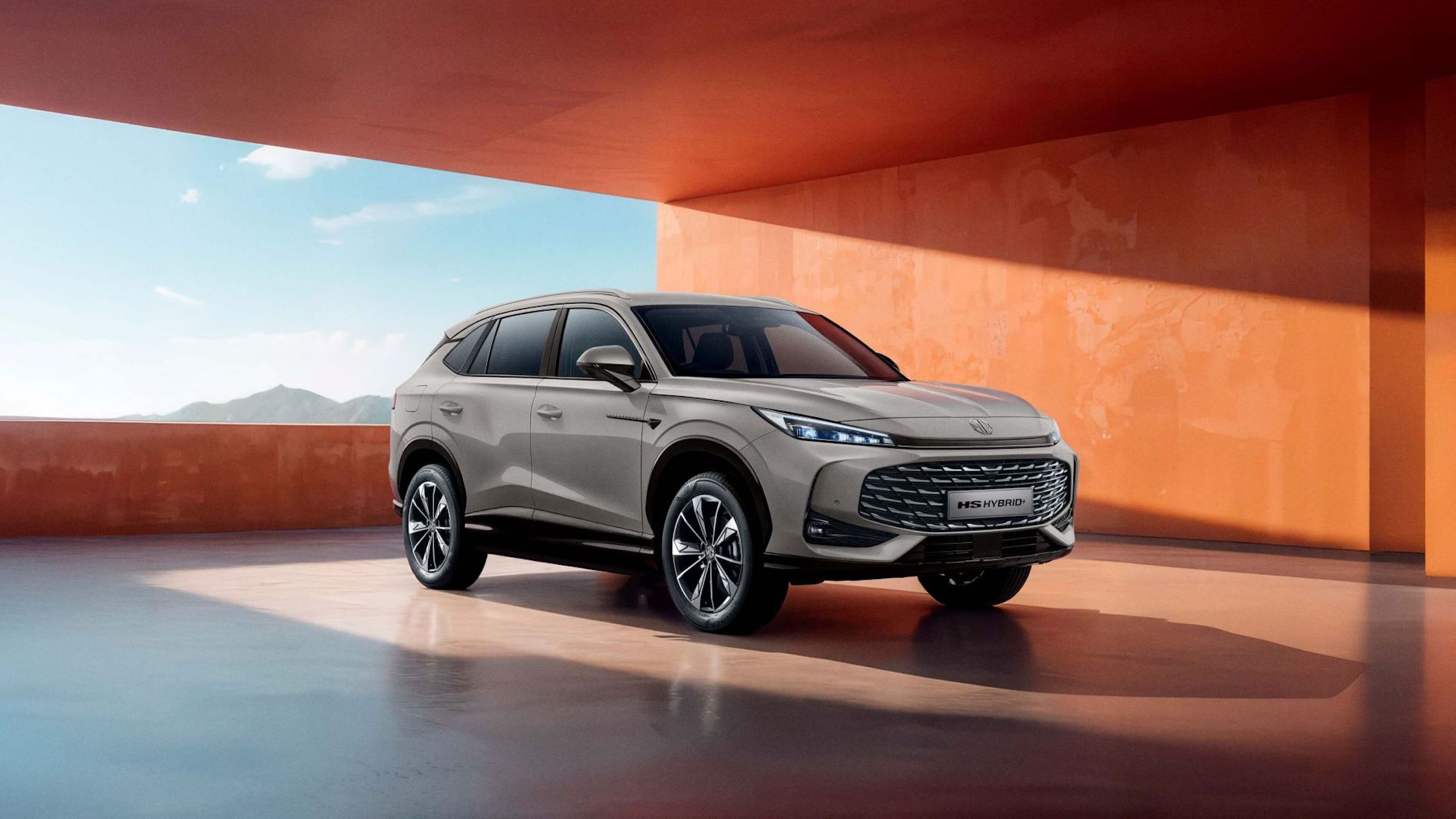 MG HS Hybrid+ frontal en tres cuartos, SUV híbrido HEV con etiqueta ECO