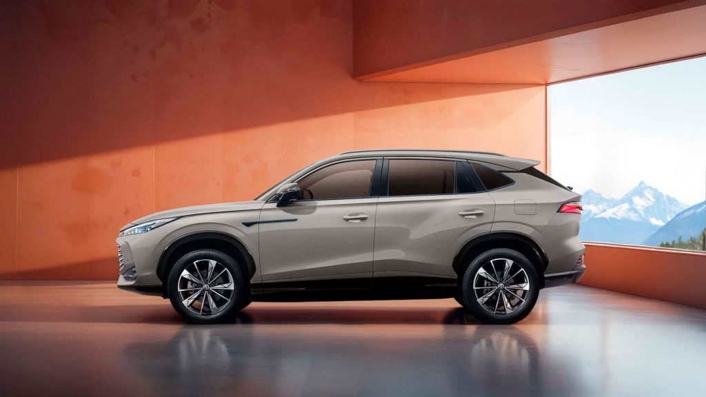 MG-HS-Hybrid-lateral-1024x576 MG lanza en España el nuevo HS Hybrid+, el primer HEV de su segmento por menos de 30.000 €