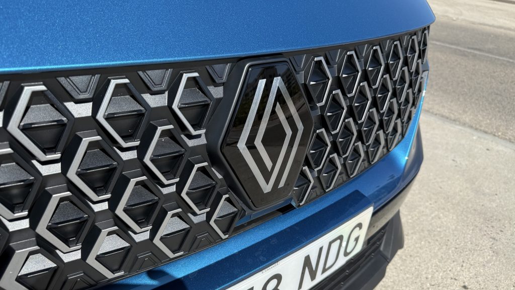 Parrilla-delantera-motor-1024x576 Renault Austral Esprit Alpine E-Tech 200 el SUV híbrido que marca diferencia