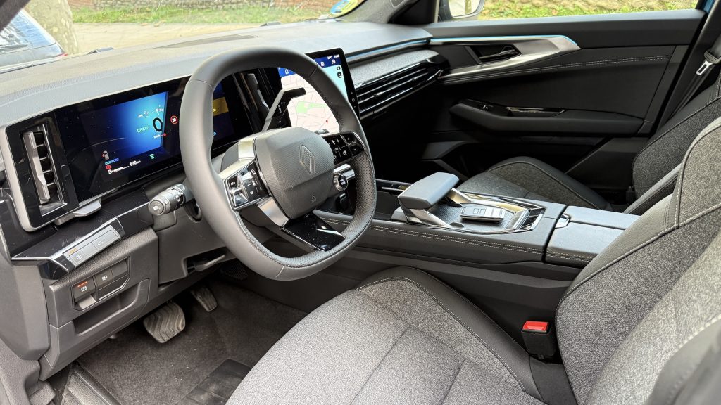Renault-Austral-inteior-1024x576 Renault Austral Esprit Alpine E-Tech 200 el SUV híbrido que marca diferencia