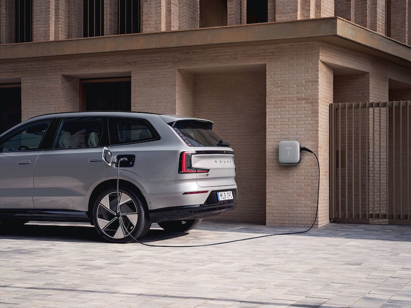 Volvo-EX90-cargando Volvo EX90 más rápido, más seguro y con tecnología avanzada