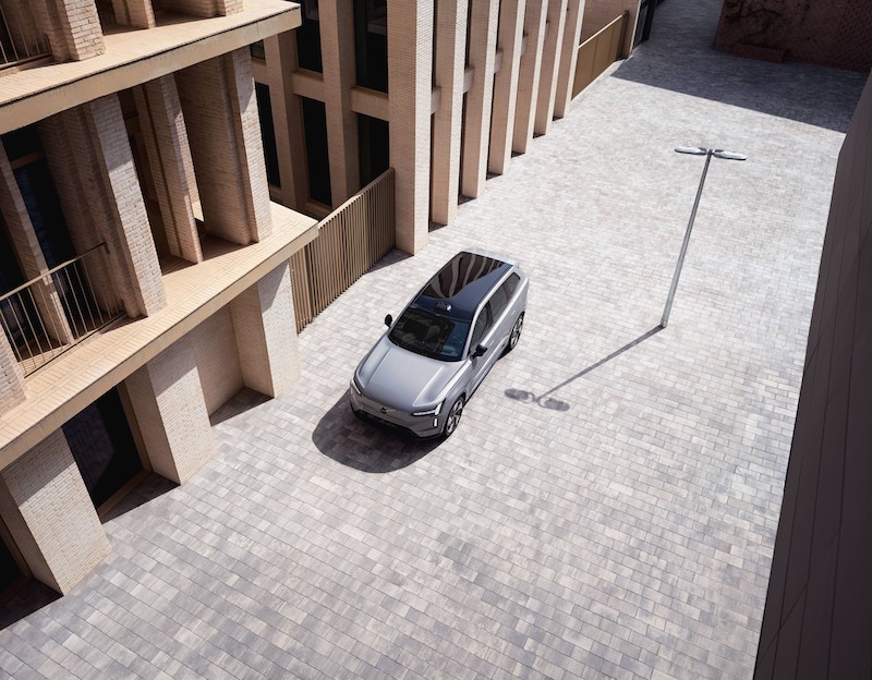 Vista aérea del Volvo EX90 2026 circulando en entorno urbano como SUV eléctrico premium