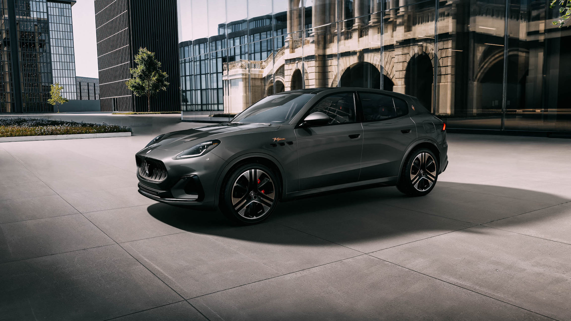 Maserati Grecale Folgore 2026, SUV eléctrico en color gris metalizado.