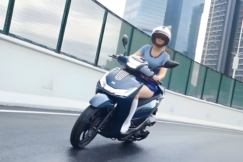 Conductora a bordo de la LETBE Velocity 125 ABS en ciudad.