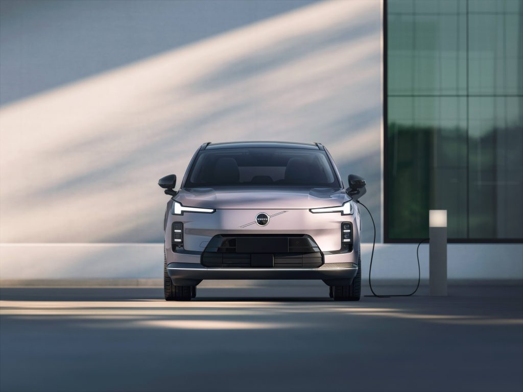 Volvo_Cars_reveals_the_new_XC70_a_plug-in_hybrid_frontal-1024x768 Volvo alcanza su híbrido enchufable número un millón y reafirma su liderazgo en electrificación