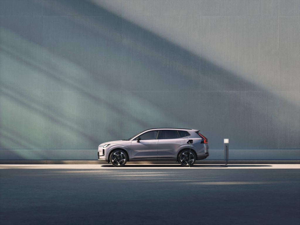 Volvo_Cars_reveals_the_new_XC70_a_plug-in_hybrid_lateral-1024x768 Volvo alcanza su híbrido enchufable número un millón y reafirma su liderazgo en electrificación