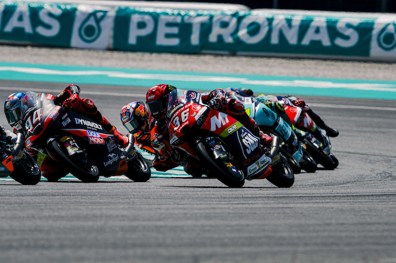Ángel Piqueras liderando el grupo en plena curva durante el GP de Malasia 2025 en Sepang.