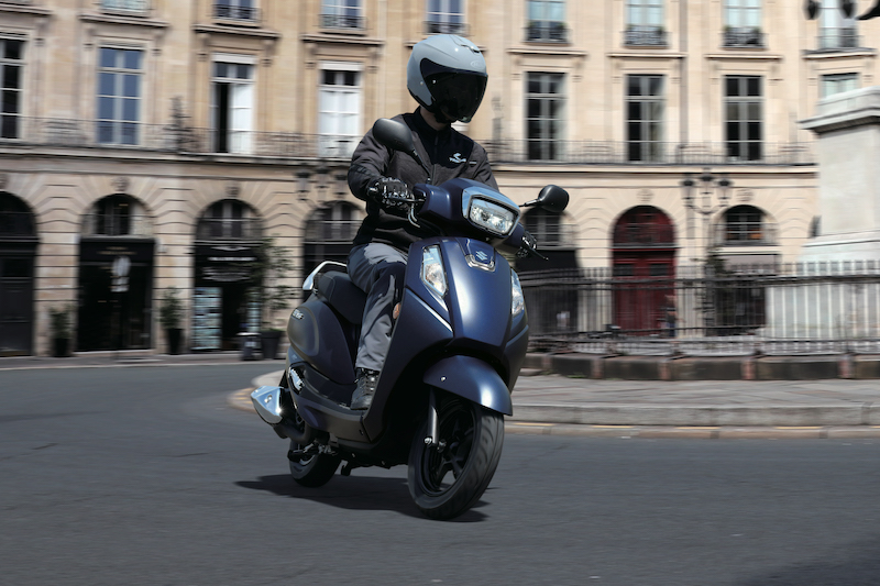 Conductor circulando por ciudad en el Suzuki Address 125 2026 azul mate