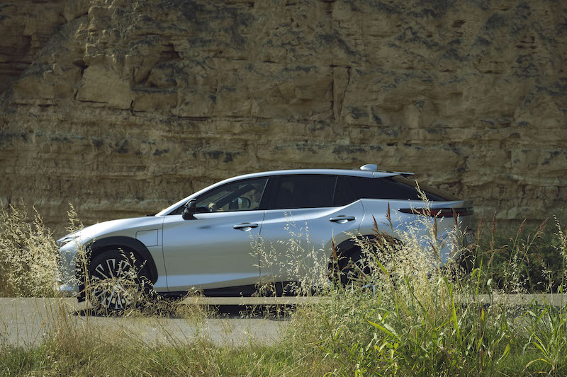 Lexus RZ eléctrico visto de perfil durante la ruta con los Hermanos Torres.