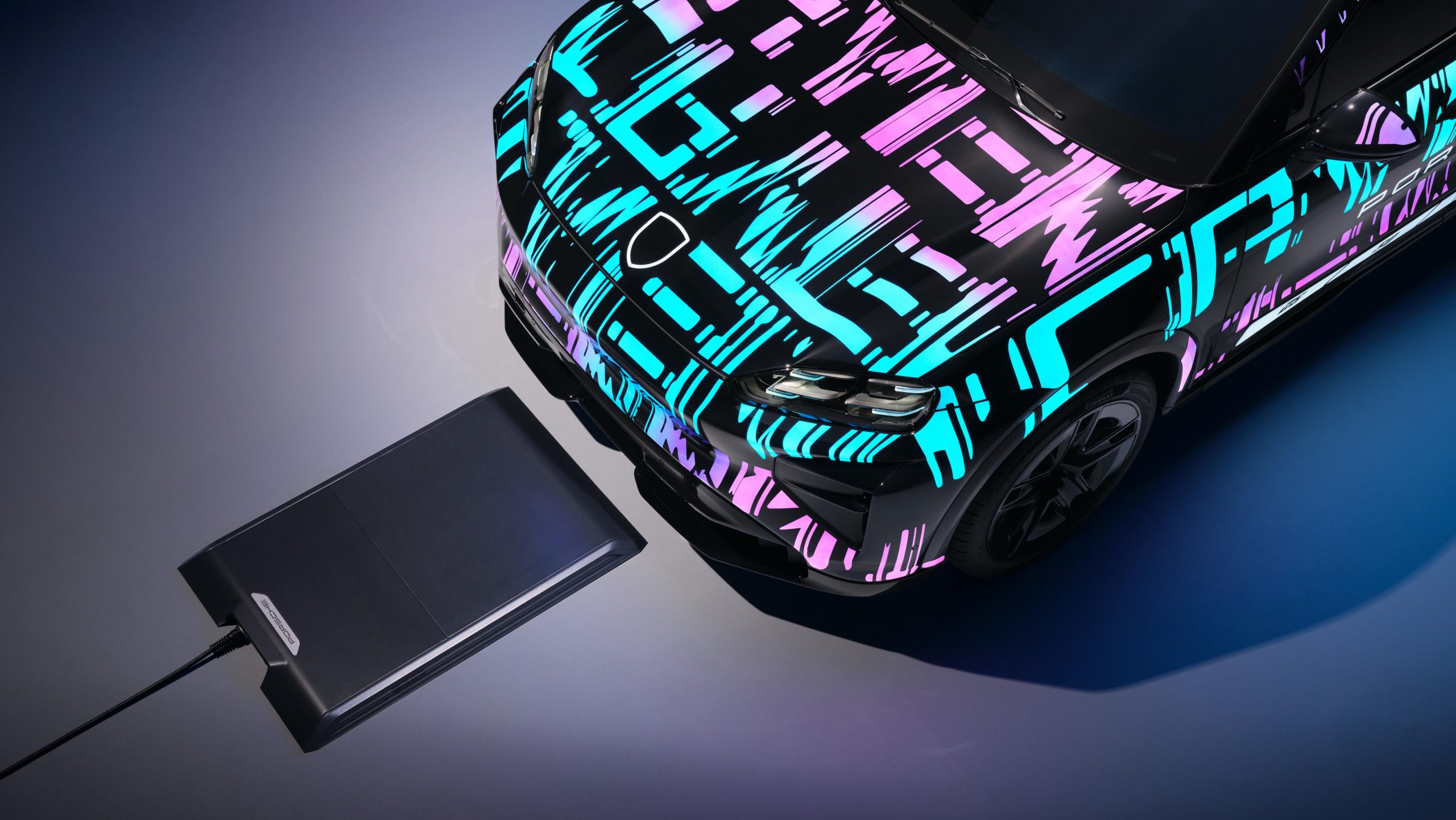 Porsche Cayenne Electric realizando carga inalámbrica sobre placa inductiva