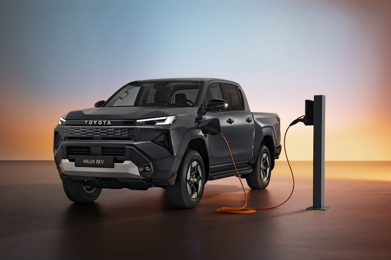 Toyota Hilux BEV 2026 conectada a un punto de carga eléctrica.
