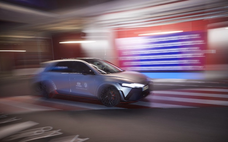 Hyundai IONIQ 5 N en acción junto al Atlético de Madrid en el Metropolitano