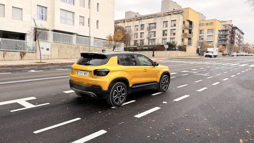 JEEP-AVENGER-CIRCULANDO-EN-LA-CIUDAD Jeep Avenger Summit MHEV 100 CV: el pequeño SUV que se hace grande en estilo y eficiencia